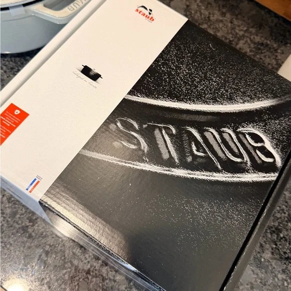 🤍 Staub 4qt Cast Iron Dutch Oven – White Truffle, Original Packaging - Picture 9 of 12